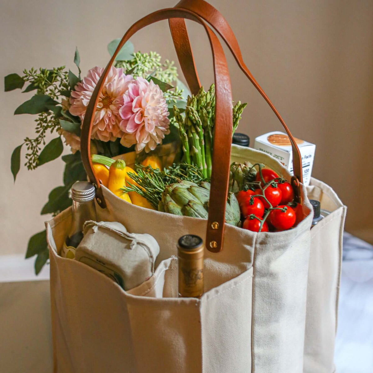Market Tote canvas with vegan leather handles and base
