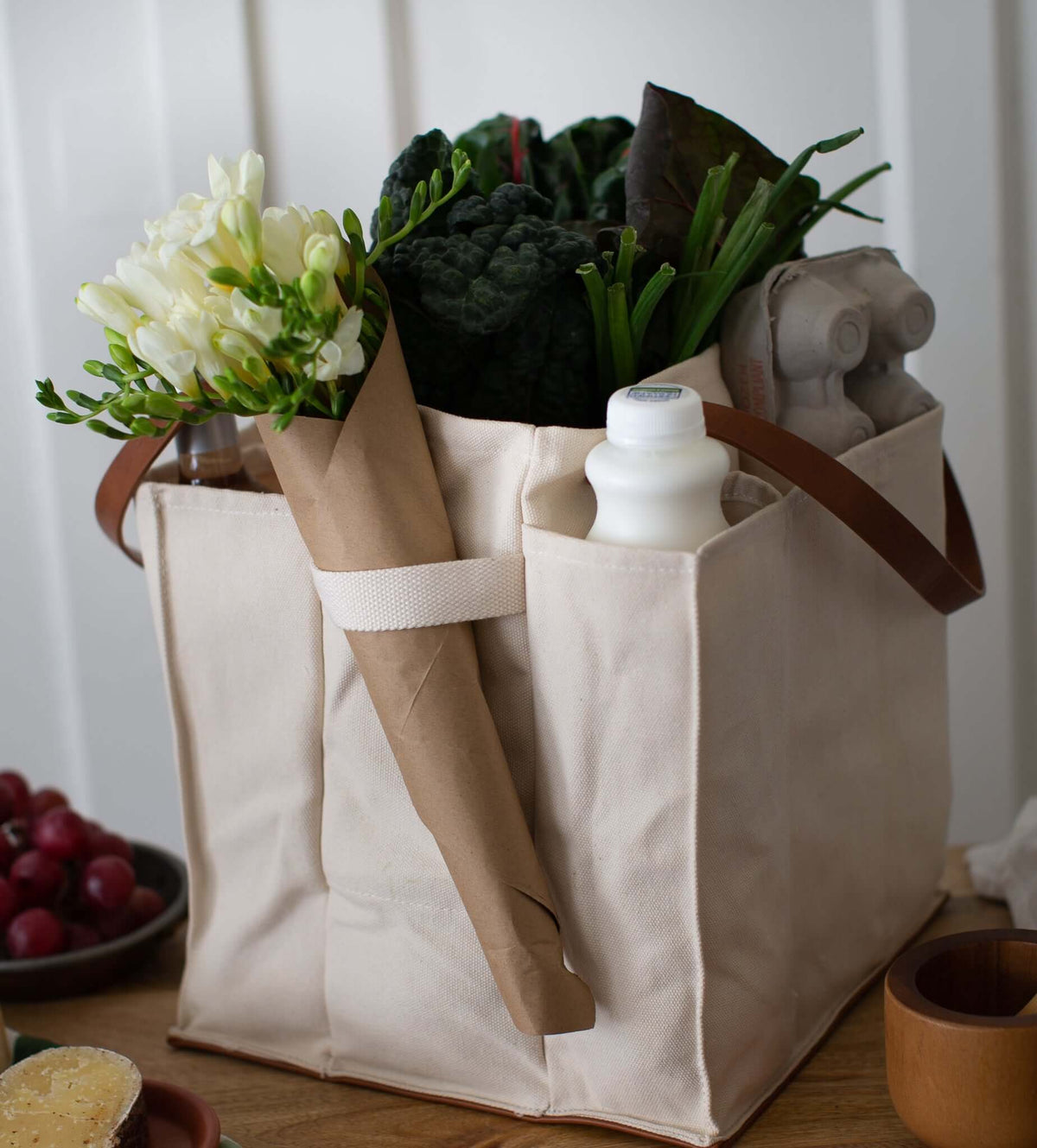 Market Tote canvas with vegan leather handles and base