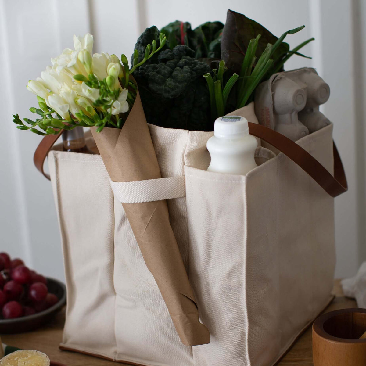 Market Tote canvas with vegan leather handles and base