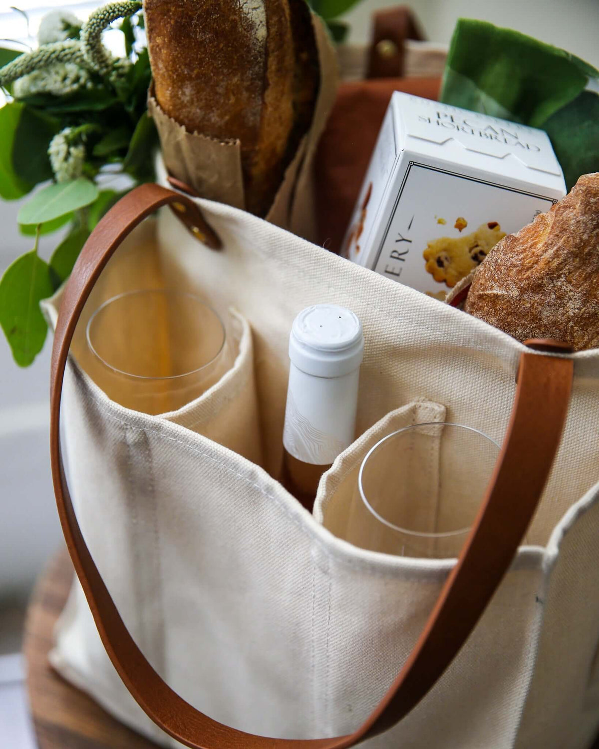 Market Tote canvas with vegan leather handles and base