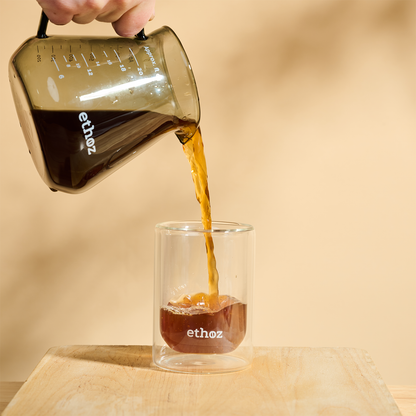 ethoz® Glass Carafe – Pouring Coffee Into Glass Tumbler

